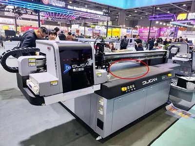 印刷機に取り付けられた真空テーブル